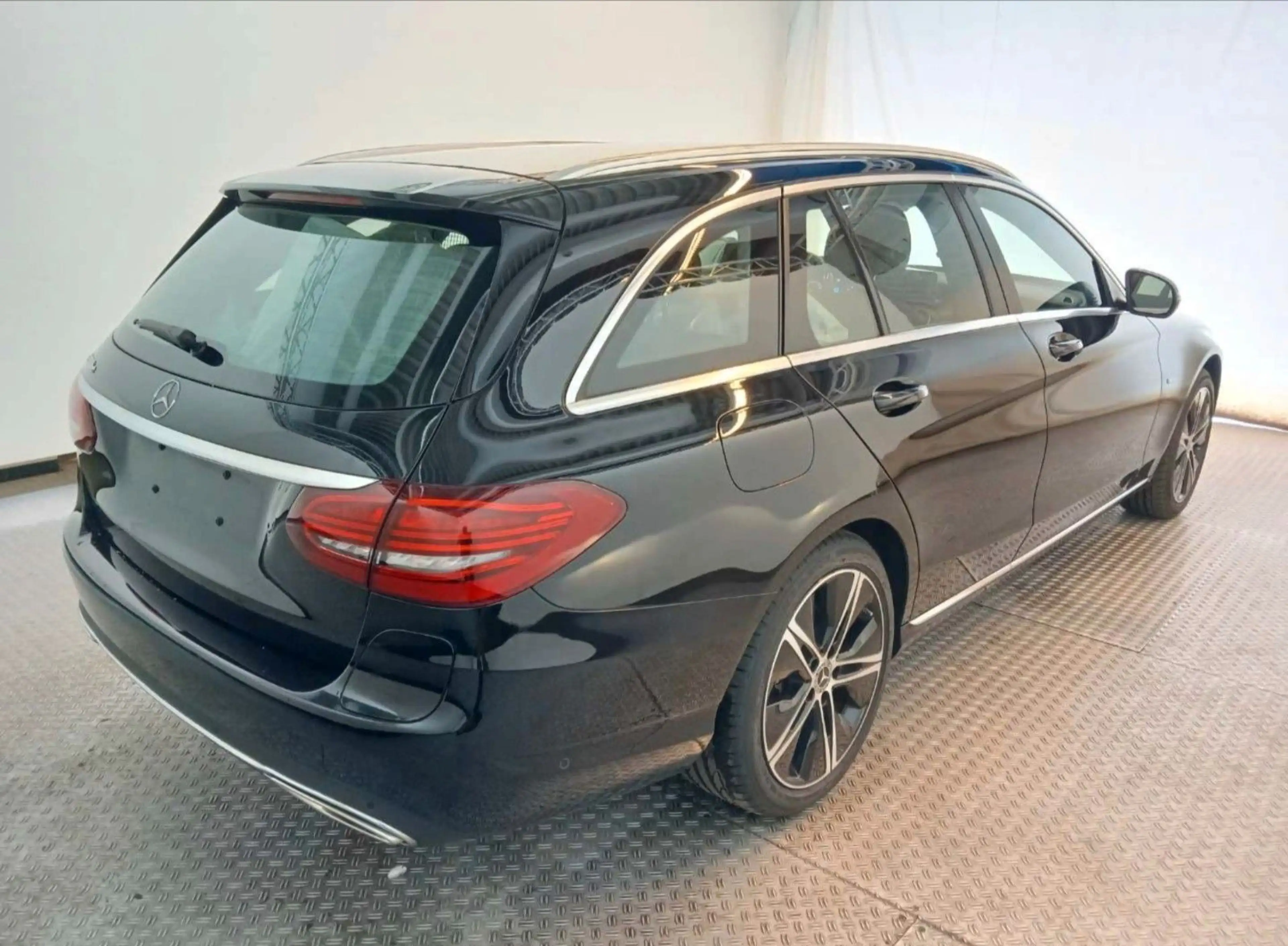 Mercedes-Benz C 300 e 9GTR LED NAVI COMAND CAM 44Co2 — photo 6