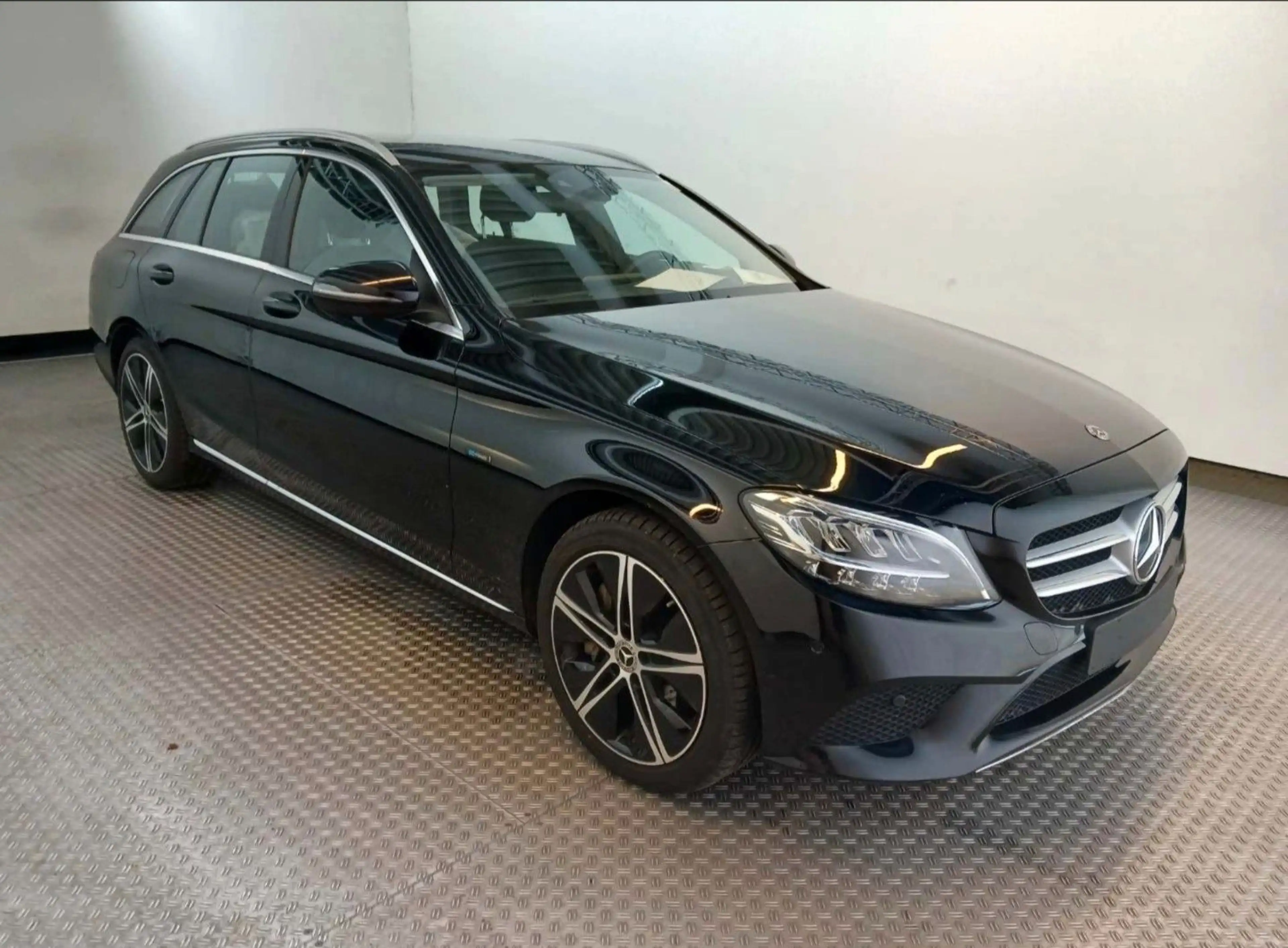 Mercedes-Benz C 300 e 9GTR LED NAVI COMAND CAM 44Co2 — photo 4