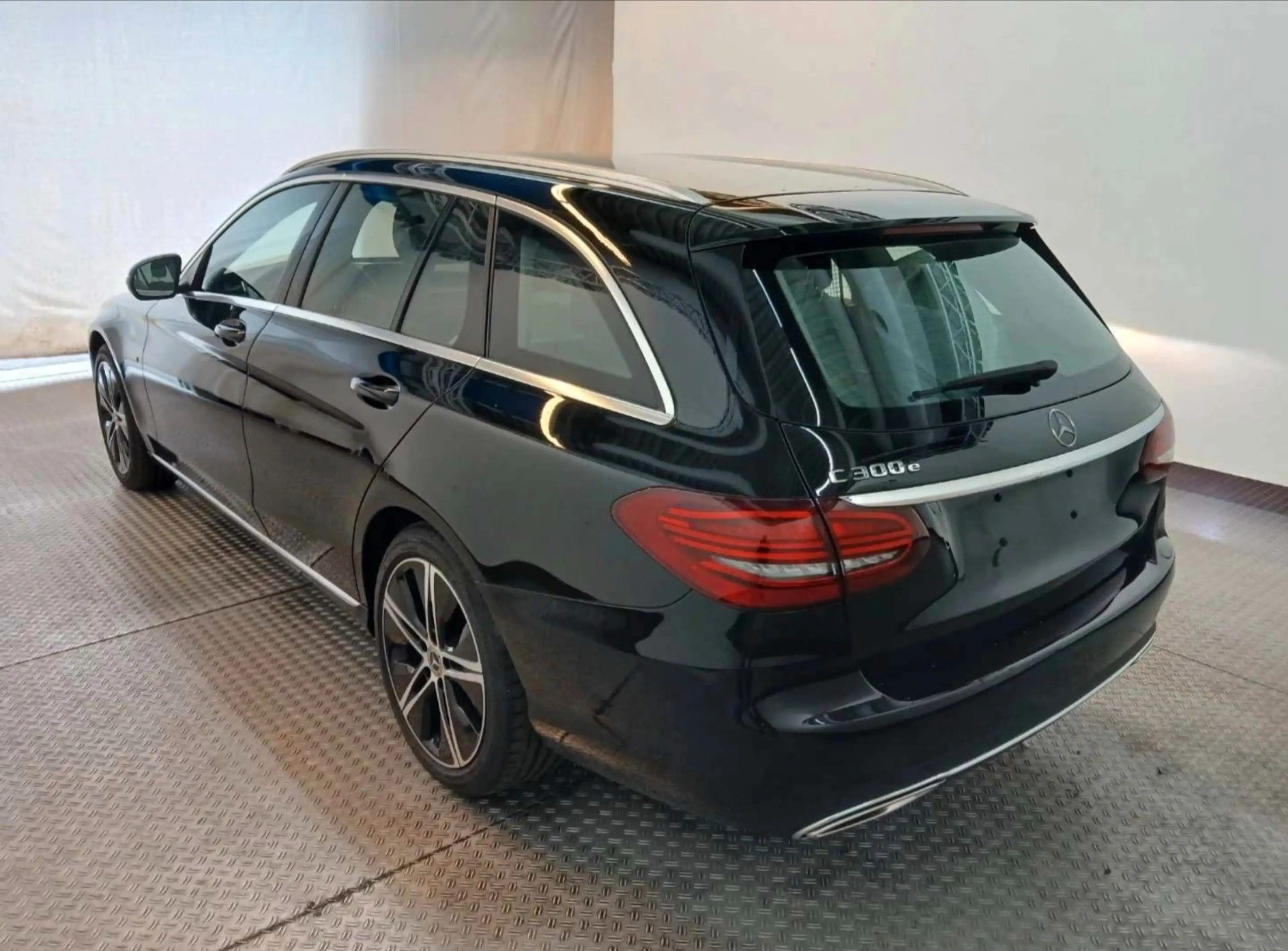 Mercedes-Benz C 300 e 9GTR LED NAVI COMAND CAM 44Co2 — photo 2