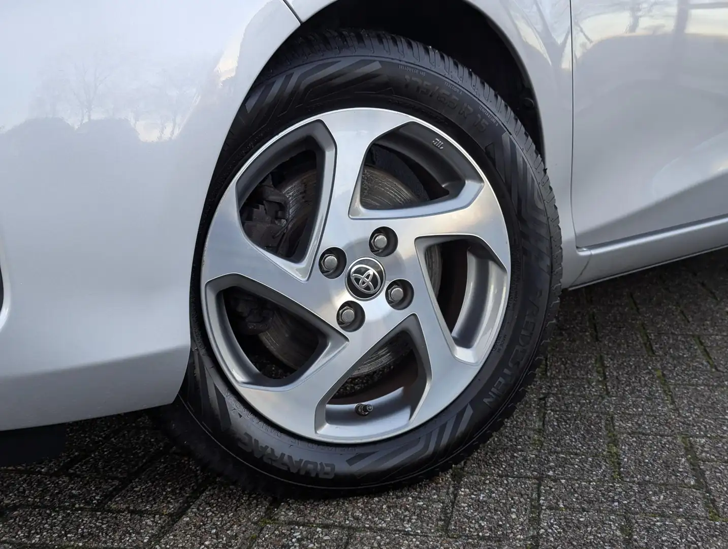 Toyota Yaris 1.5 Hybrid Trend | Dealer OH | 1e eigenaar | Trekh Grau - 2