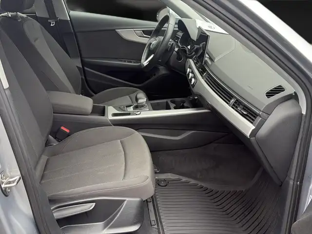 Audi A4 view 14