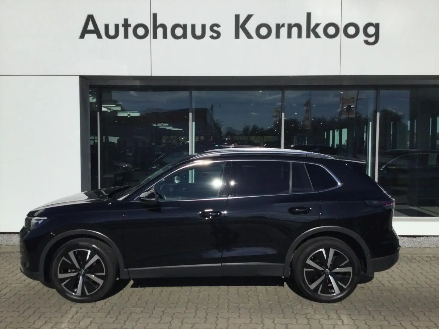 Volkswagen Tiguan 1,5 eTSI DSG Elegance IQ.Drive Area Navi Schwarz - 1