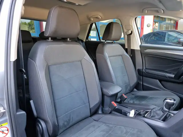 Volkswagen T-Roc view 9