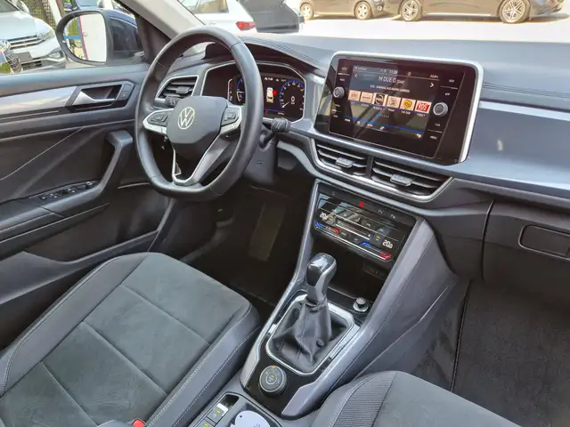 Volkswagen T-Roc view 8