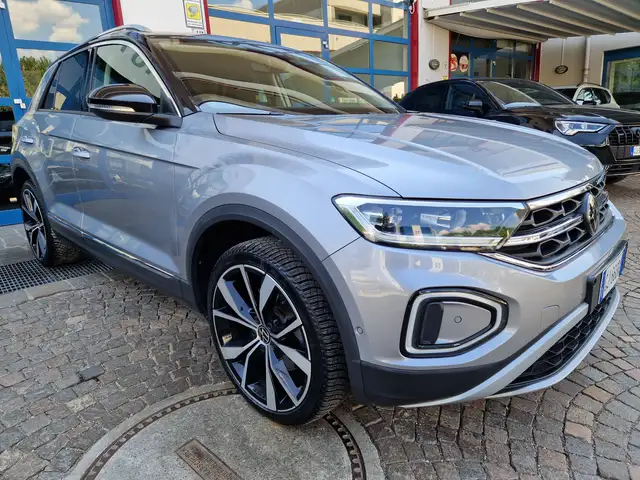 Volkswagen T-Roc view 2