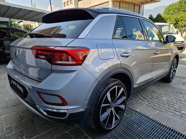 Volkswagen T-Roc view 3