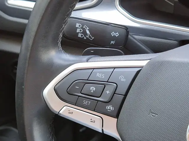 Volkswagen T-Roc view 11