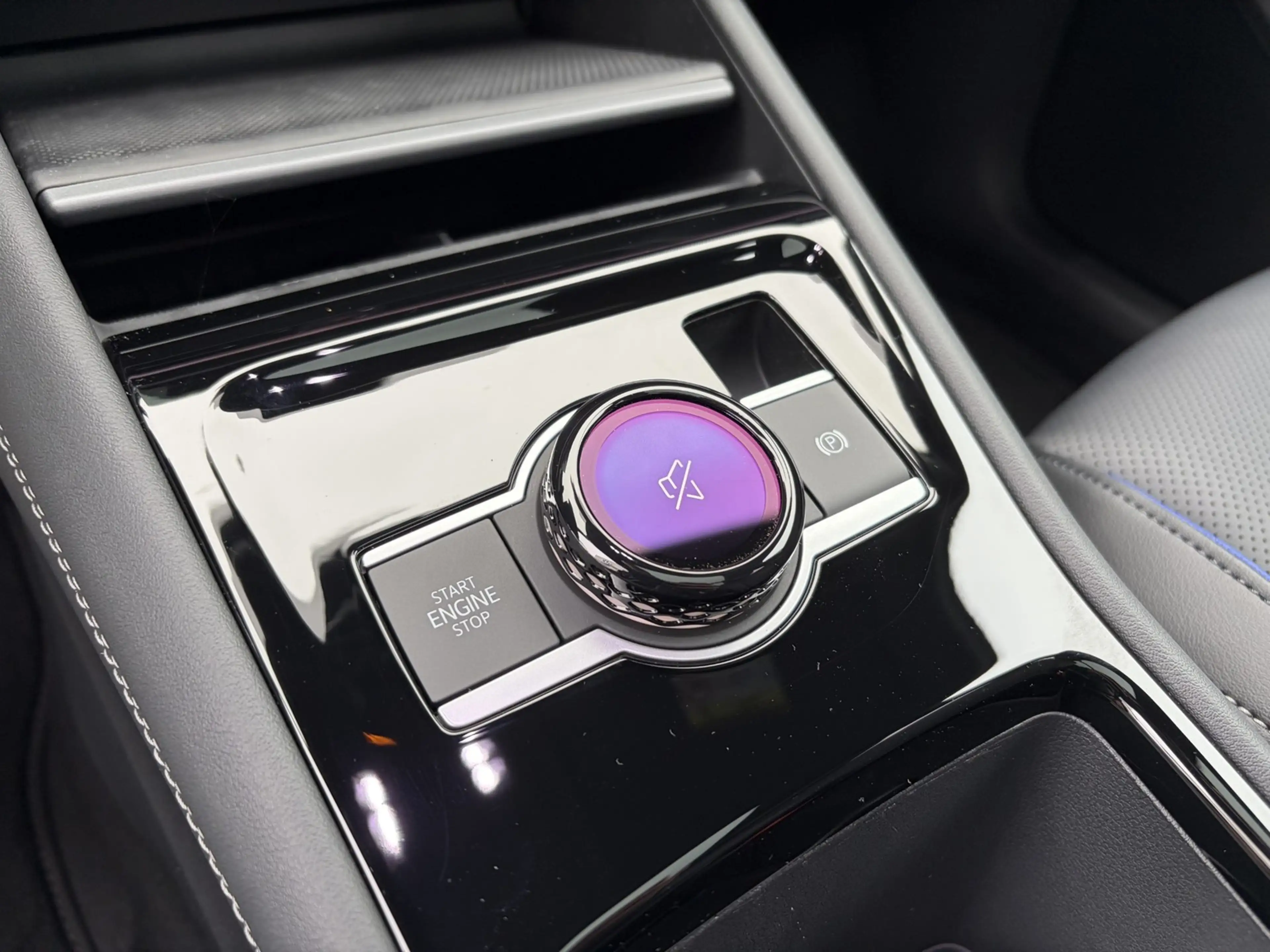 Volkswagen Tayron R-Line eHybrid IQ.Light Navi AHK 20" Leder Trav... — photo 9