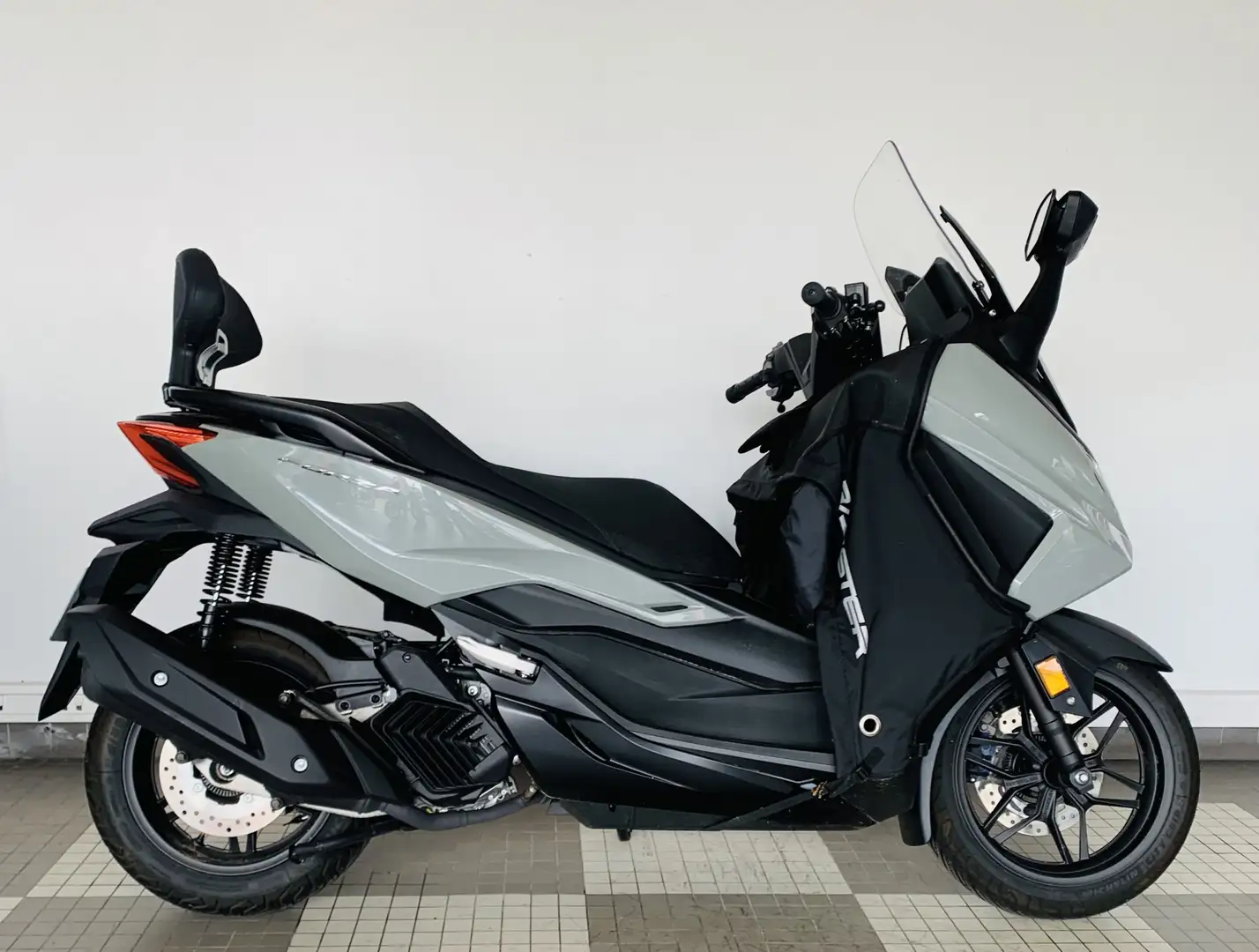 Honda Forza 125 Gris - 1