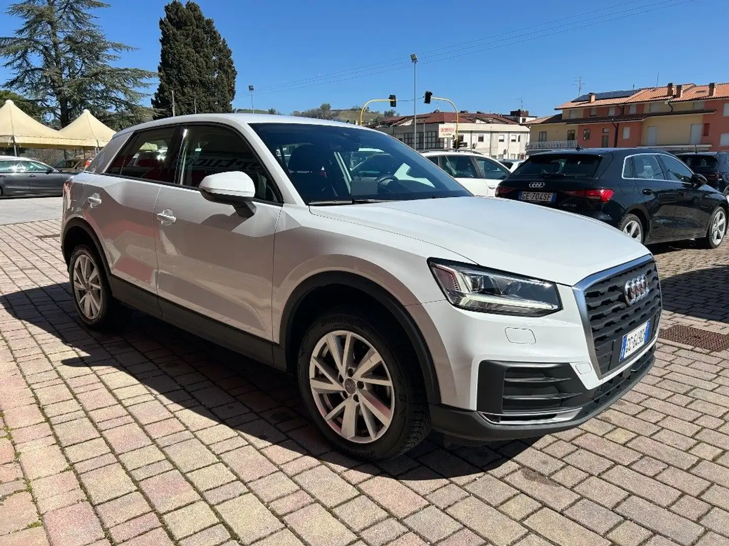 Audi Q2 35 TDI S tronic Business Bianco - 2