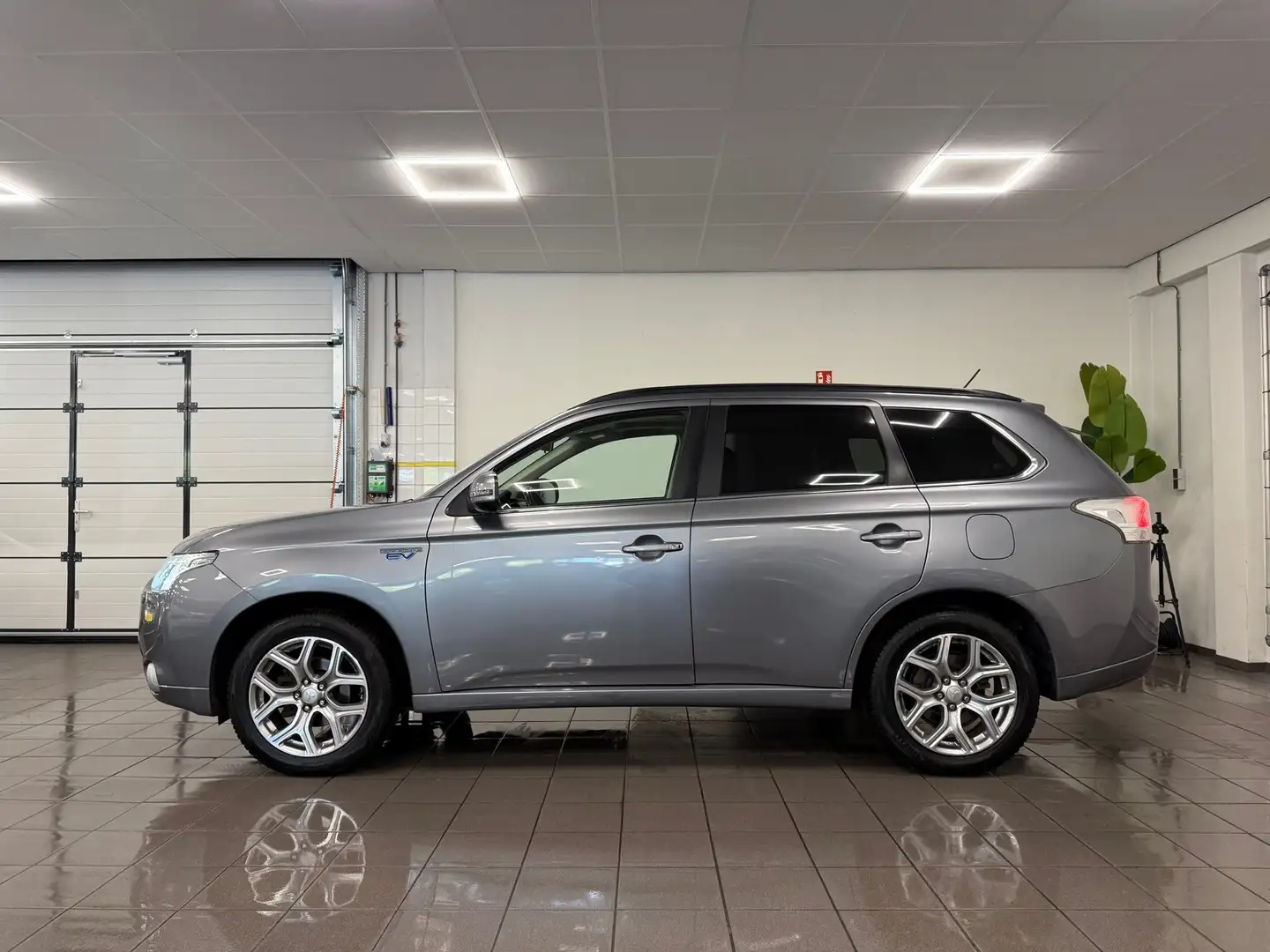 Mitsubishi Outlander 2.0 PHEV Instyle * Schuif-Kanteldak / Navigatie / Grijs - 2
