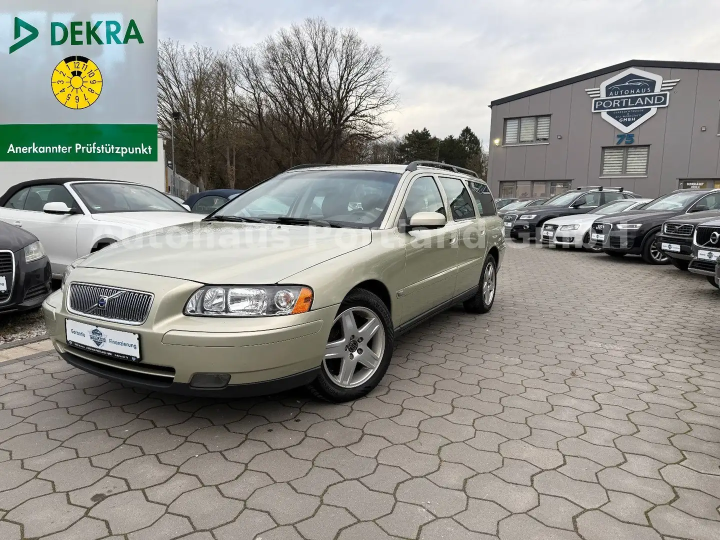 Volvo V70 2.4 D5 Kinetic/S-Heft/Temp/ZR NEU/LUNAR GOLD Gold - 1