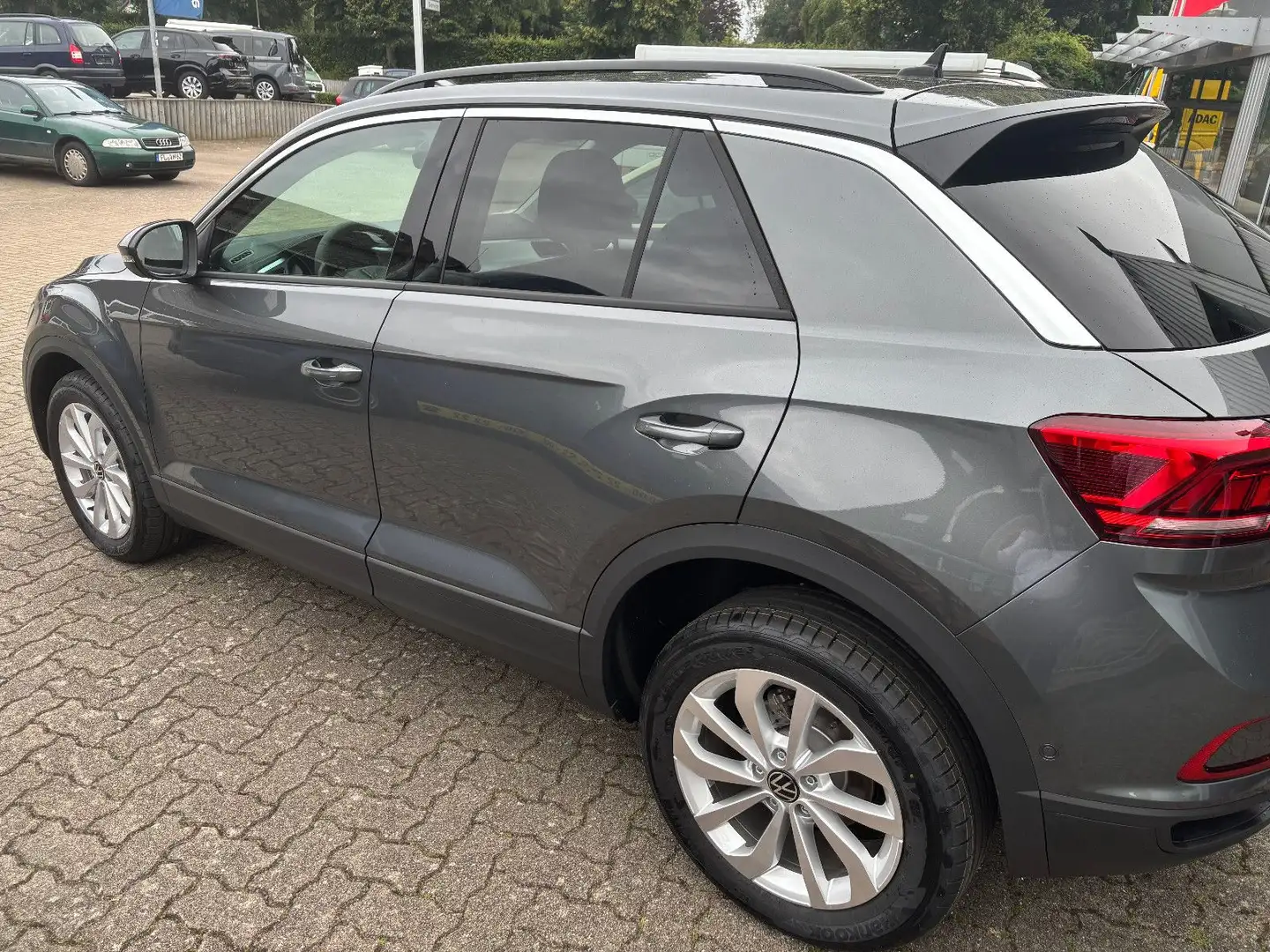 Volkswagen T-Roc 1.0 TSI OPF Life "ACC+LED+APP-CONNECT" Grau - 2