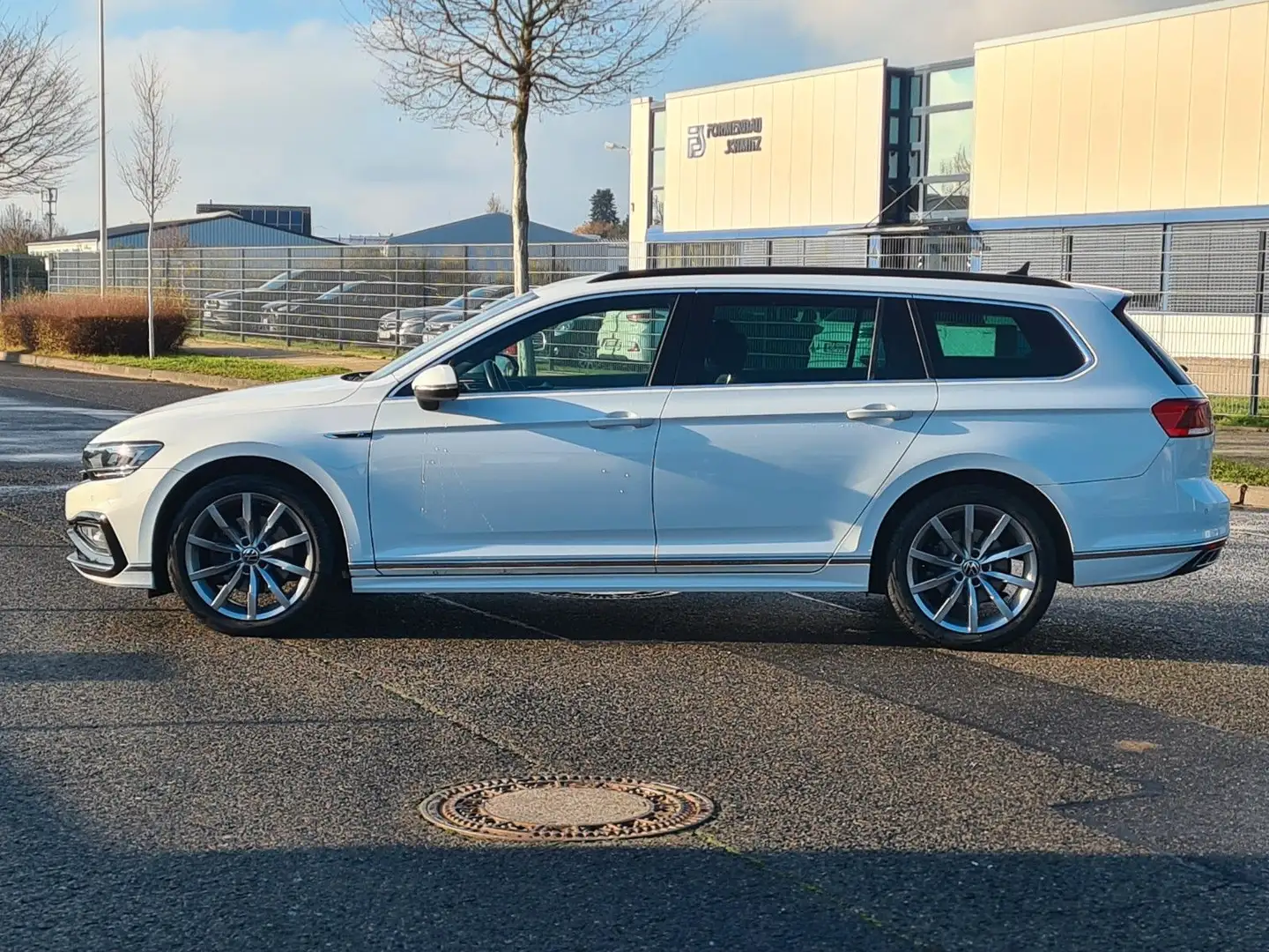 Volkswagen Passat Variant R-Line*Autom.*1.Hand*Navi*RFK* Weiß - 2