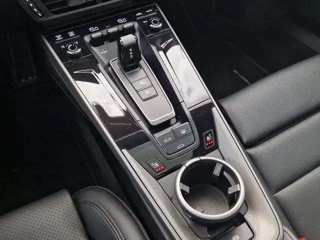 Porsche 992 view 7