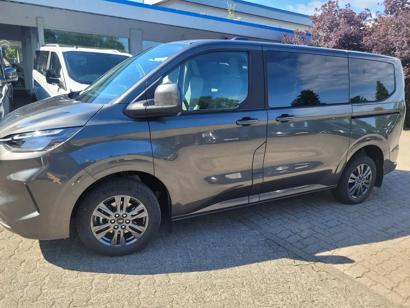 Ford Tourneo Custom 2.0 EcoBlue 320 L1H1 Titanium+ SHZ+NAVI+AHK+TEMP+ Grau - 2