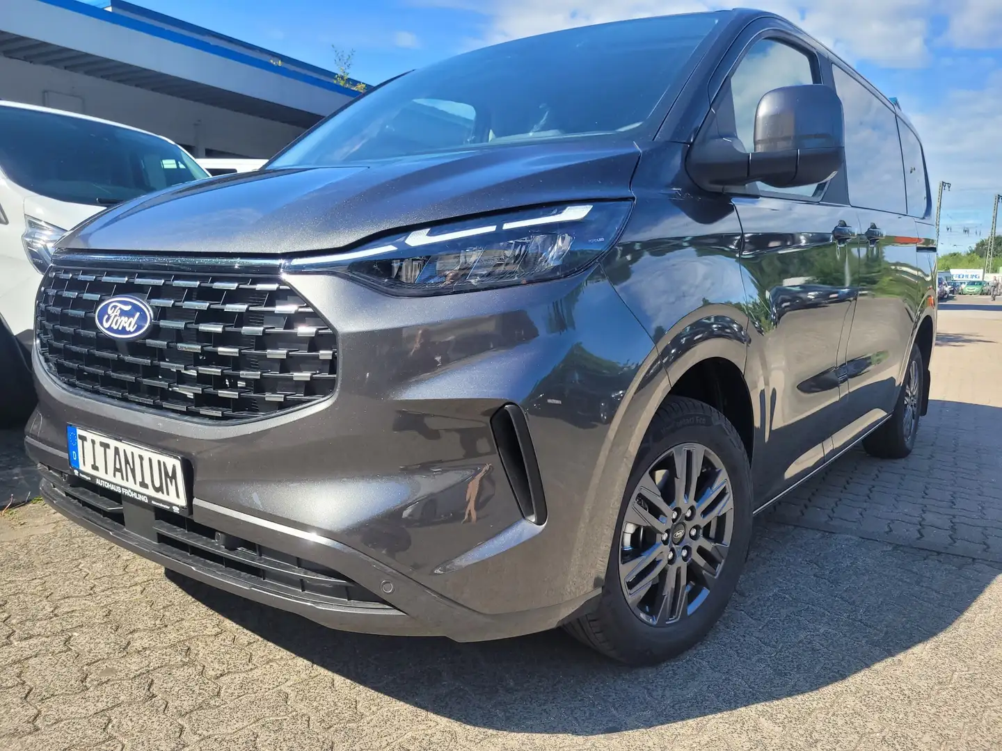 Ford Tourneo Custom 2.0 EcoBlue 320 L1H1 Titanium+ SHZ+NAVI+AHK+TEMP+ Grau - 1