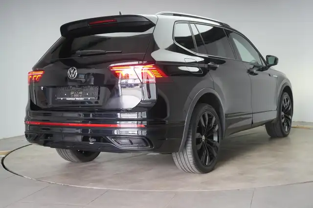 Volkswagen Tiguan Allspace view 4