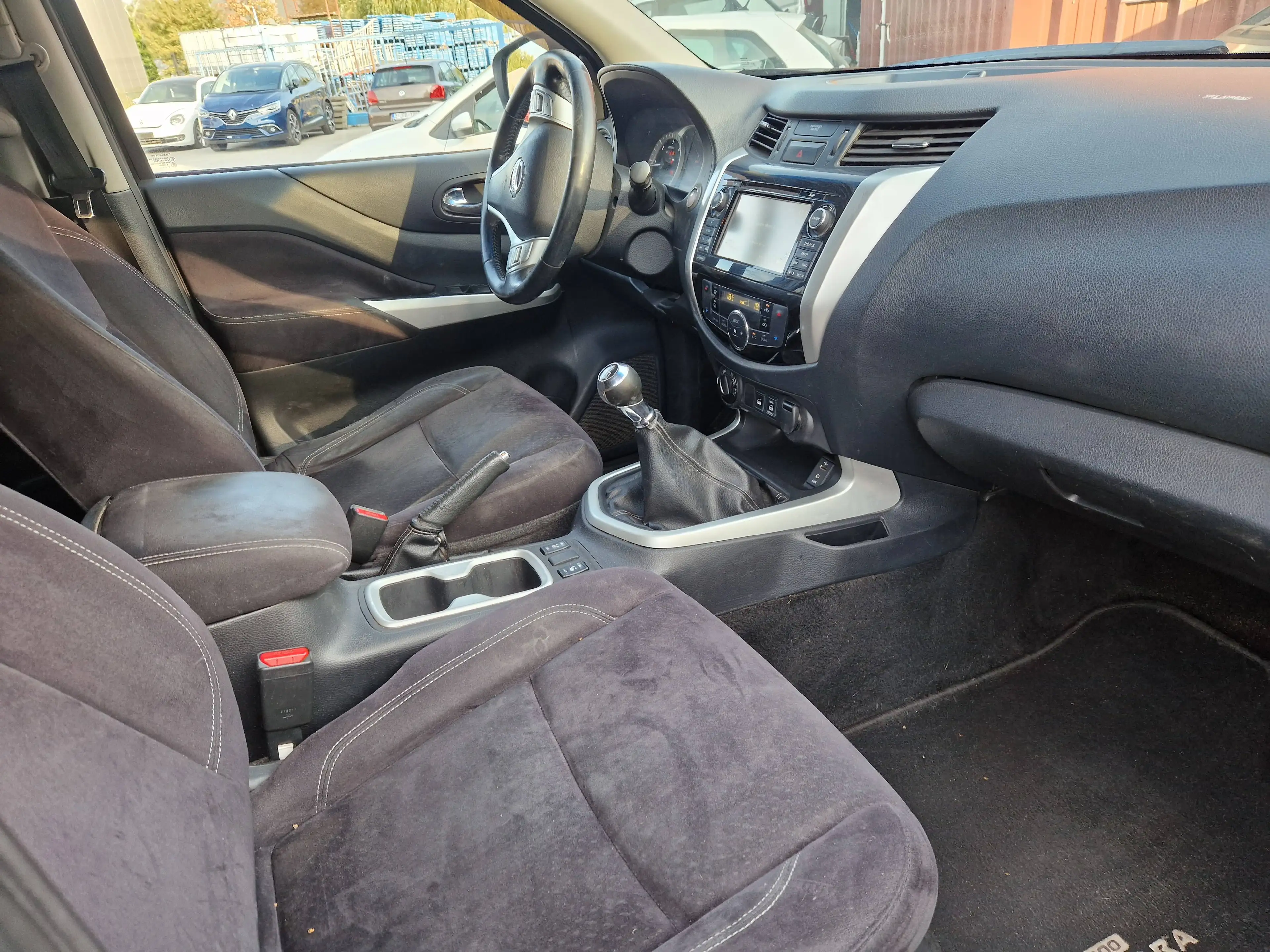 Nissan Navara 2.5 dCi 4x4 Business DPF — photo 9