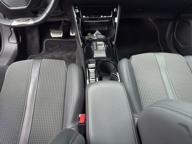 Peugeot 2008 PureTech 130 1.2 — photo 11