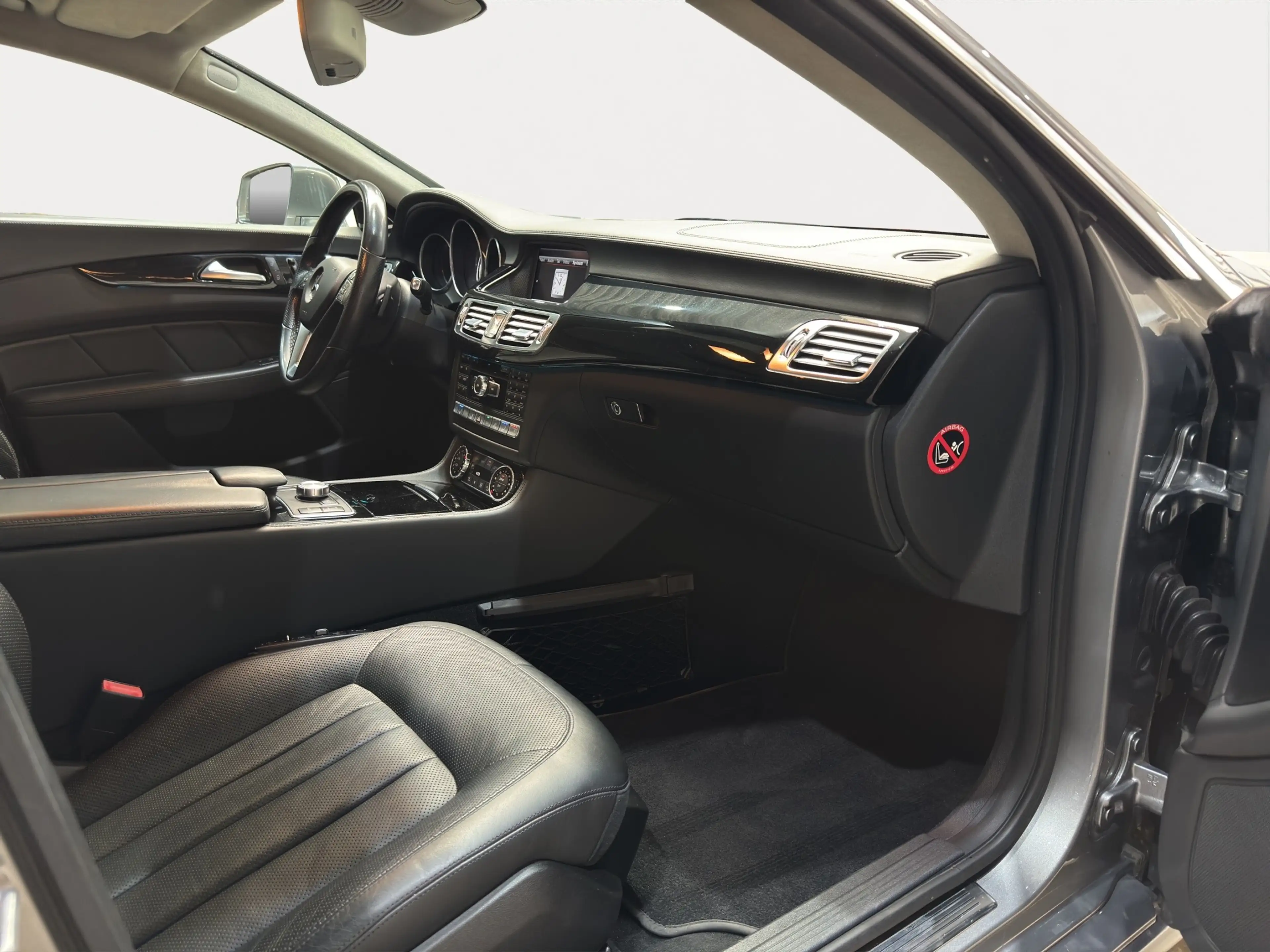 Mercedes-Benz CLS 350 d / PANO / ALCANTARA / KOELING / MEMORY — photo 10