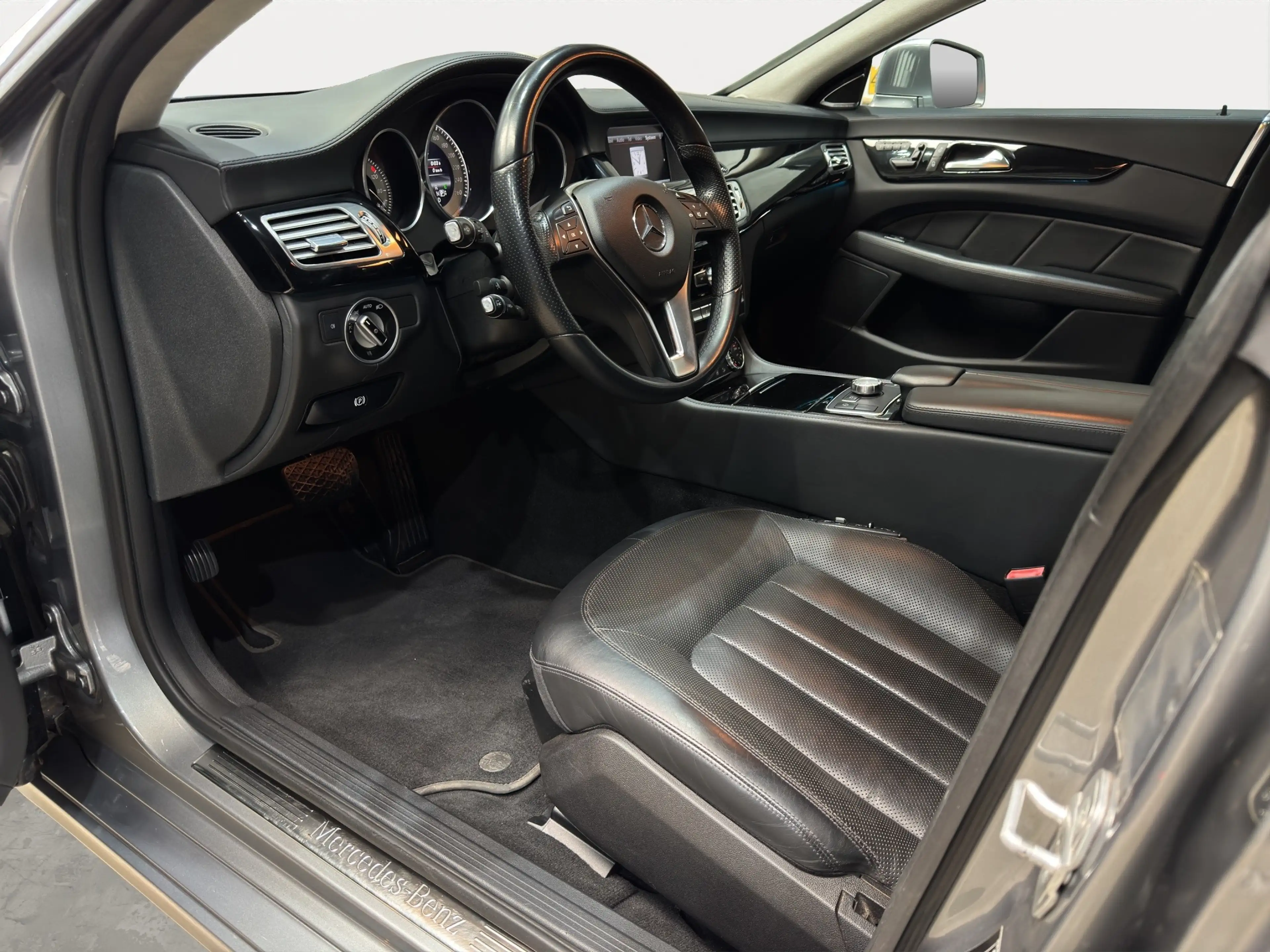 Mercedes-Benz CLS 350 d / PANO / ALCANTARA / KOELING / MEMORY — photo 9