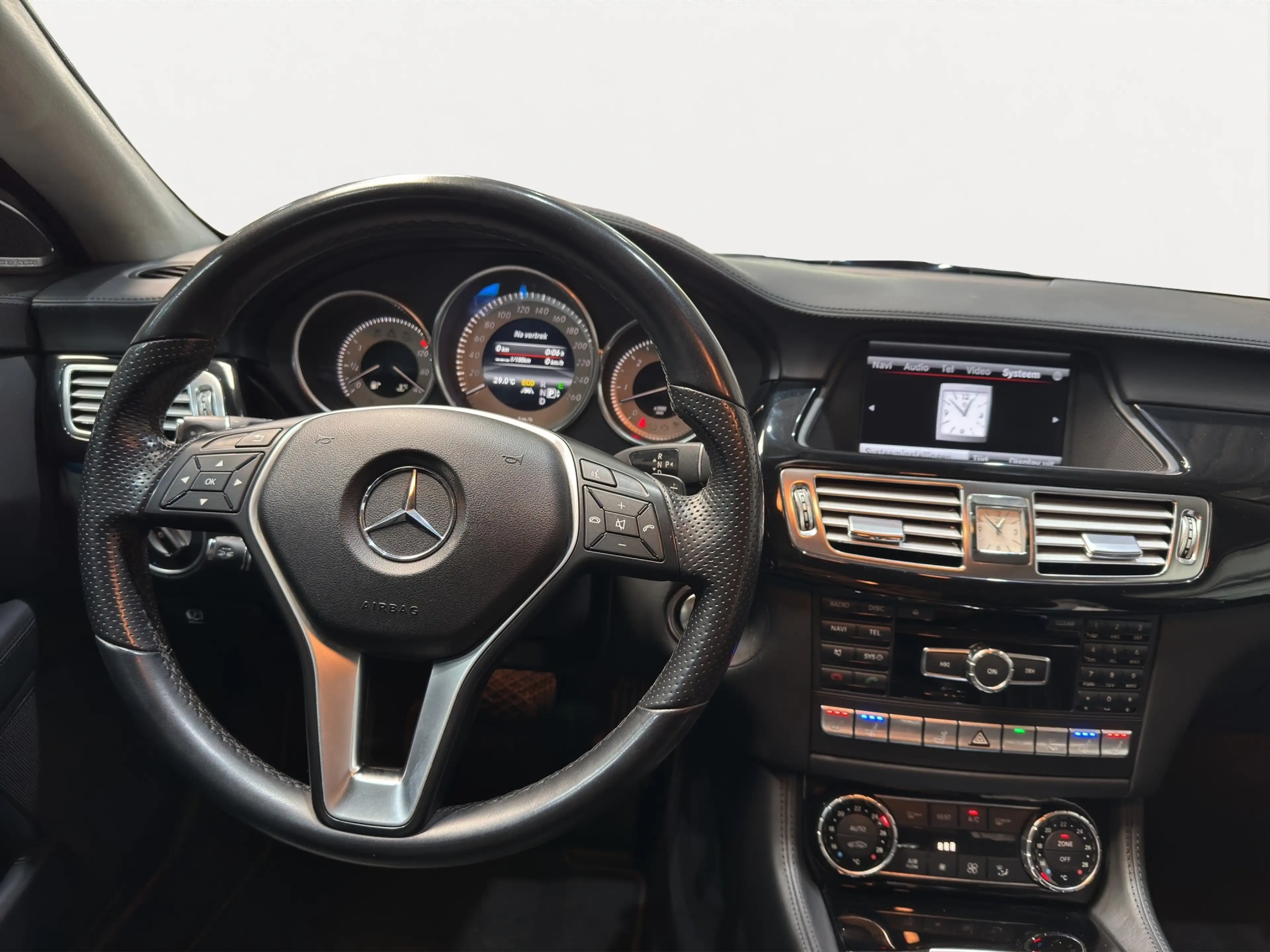 Mercedes-Benz CLS 350 d / PANO / ALCANTARA / KOELING / MEMORY — photo 13