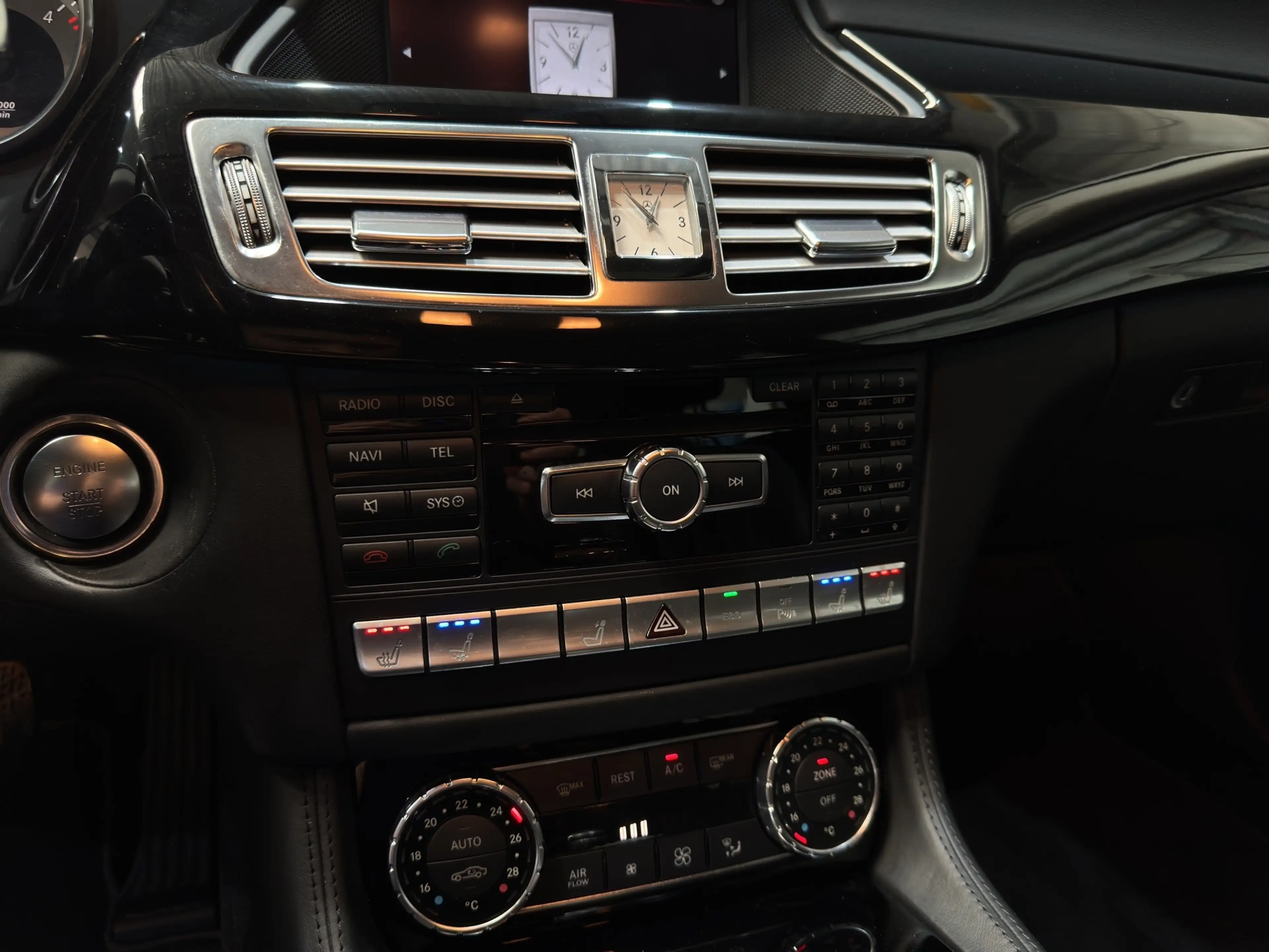 Mercedes-Benz CLS 350 d / PANO / ALCANTARA / KOELING / MEMORY — photo 14