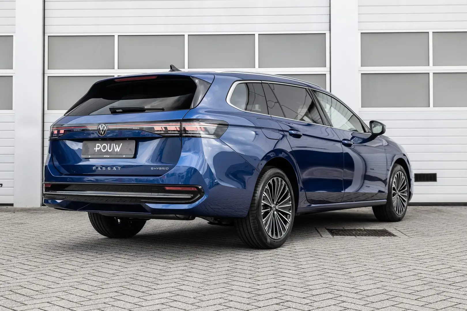 Volkswagen Passat Variant 1.5 eHybrid 204pk Elegance Business | 18" Velgen | Blauw - 2