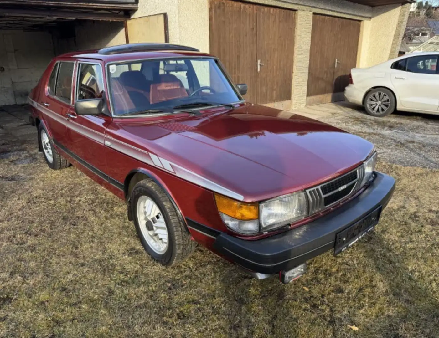 Saab 900 GLS Sedan - 1