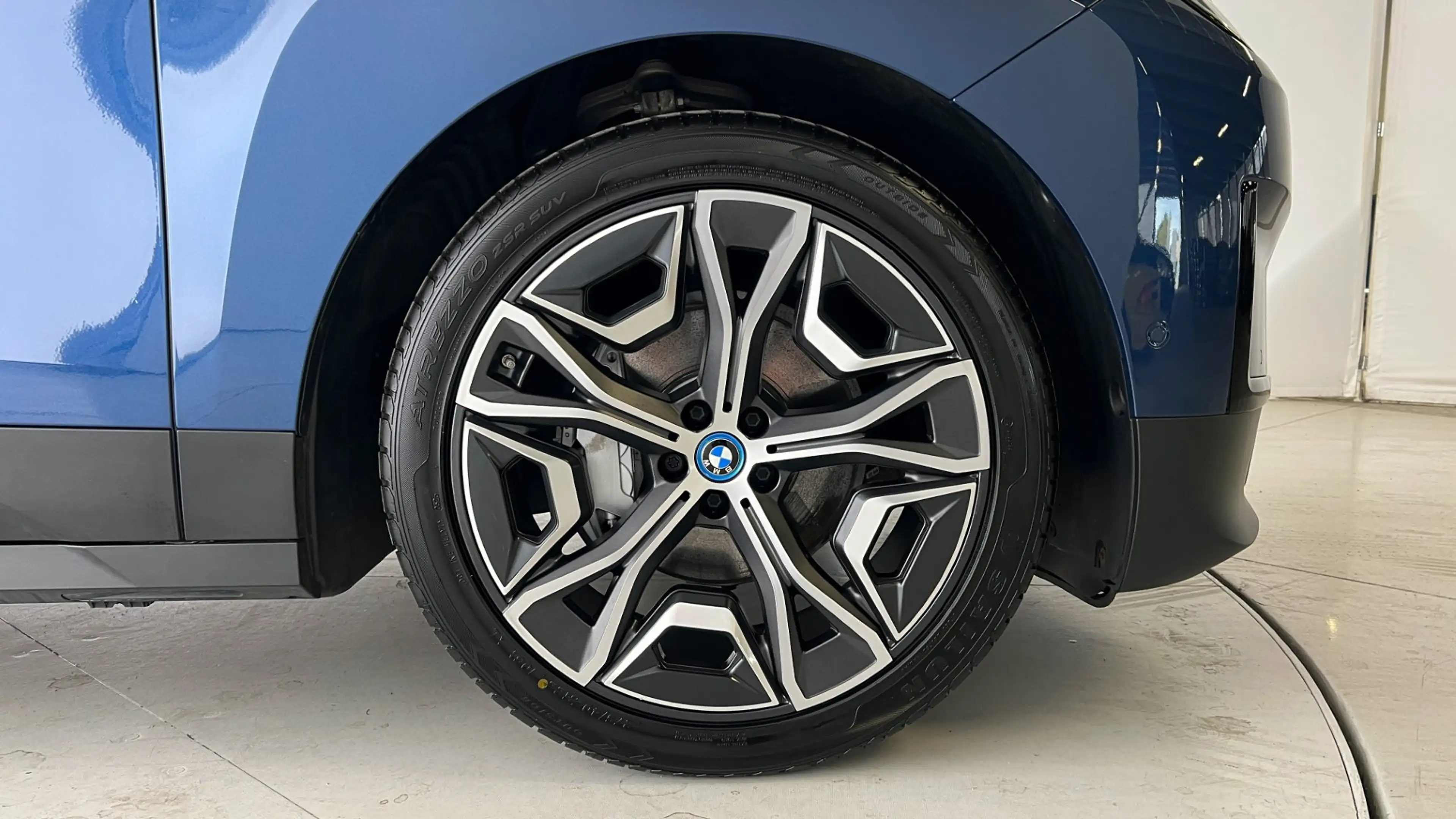 BMW iX xDrive40 — photo 9