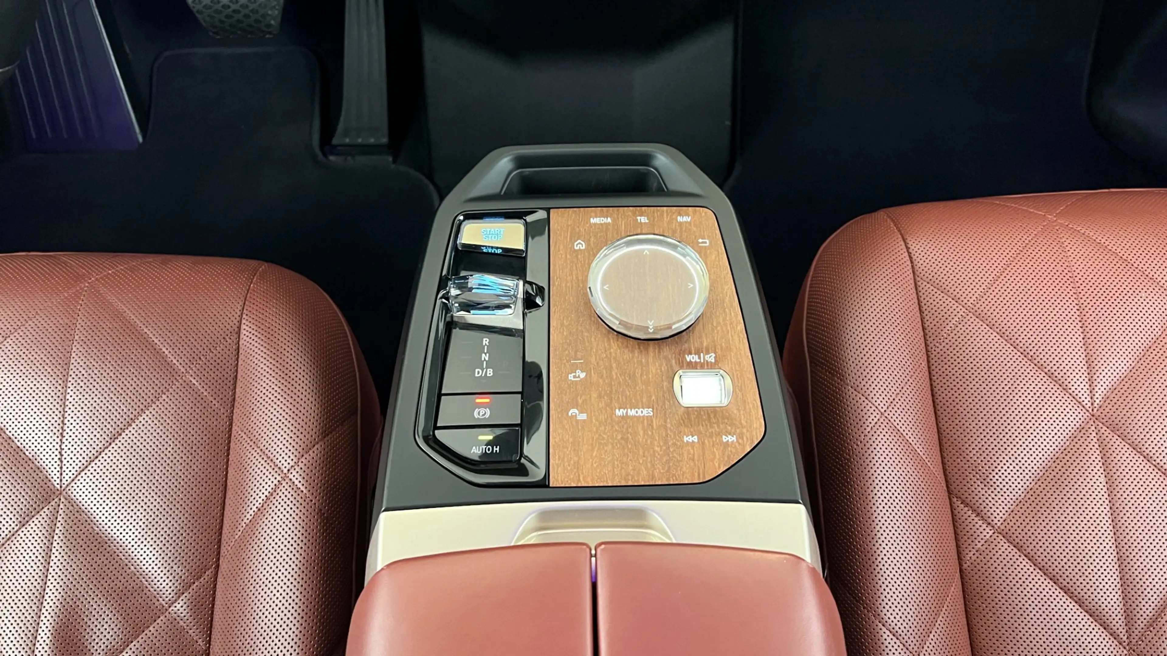 BMW iX xDrive40 — photo 12