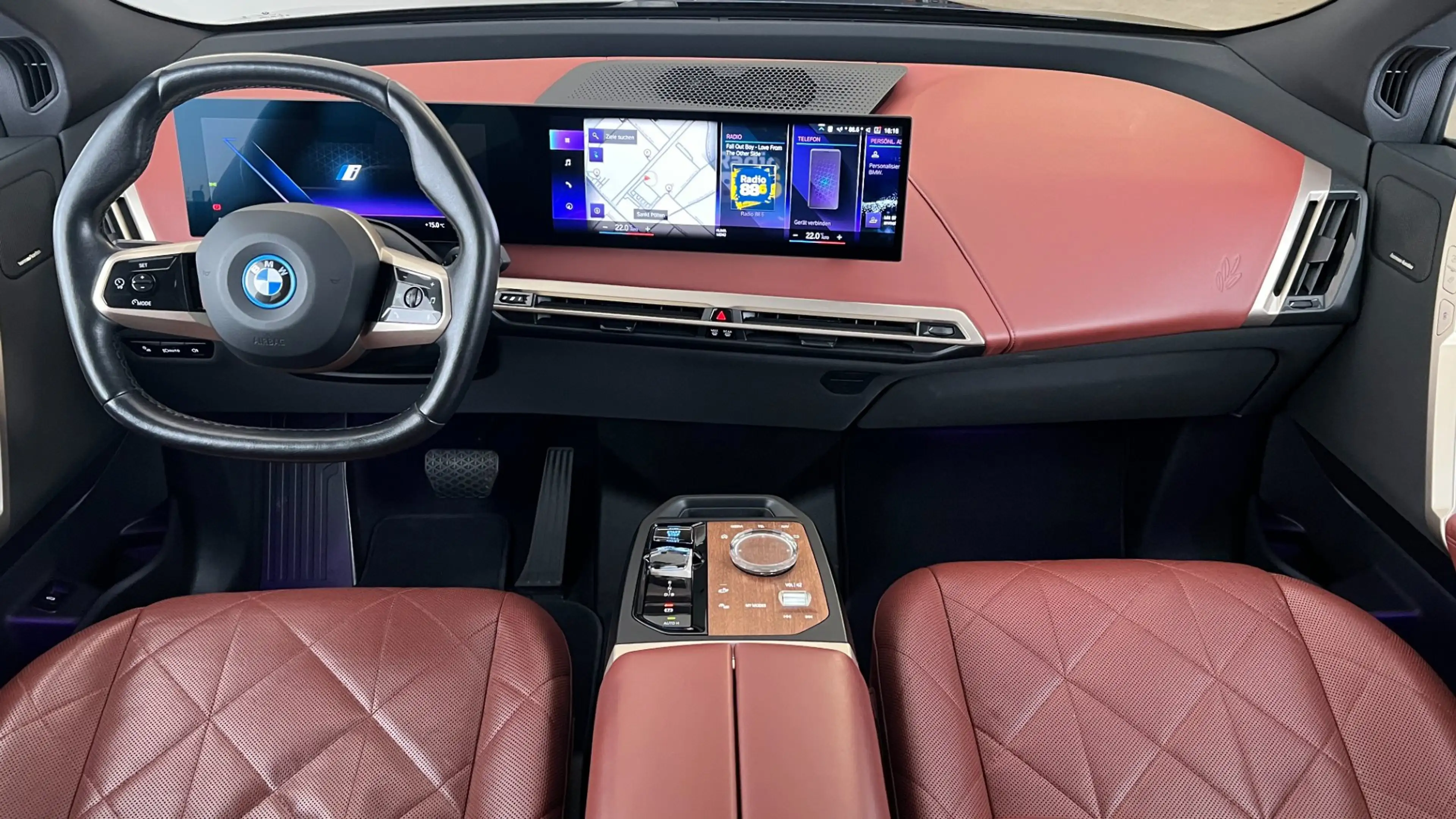 BMW iX xDrive40 — photo 11