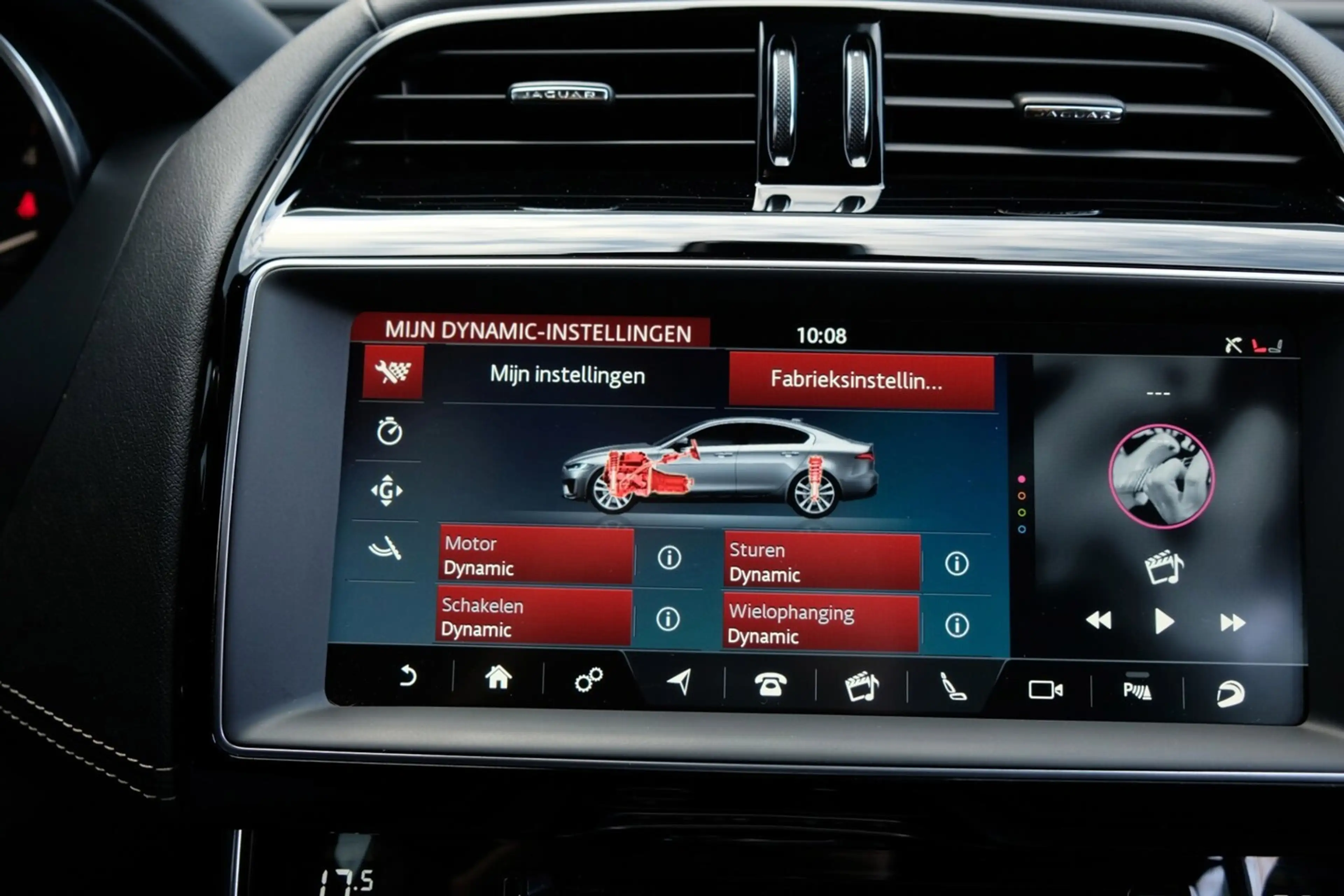 Jaguar XE — photo 11