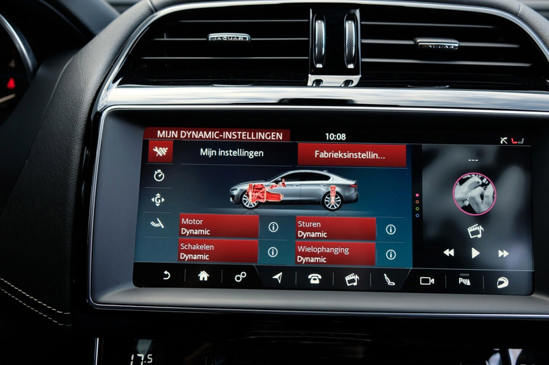 Jaguar XE — photo 11