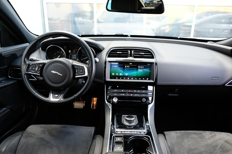 Jaguar XE — photo 4