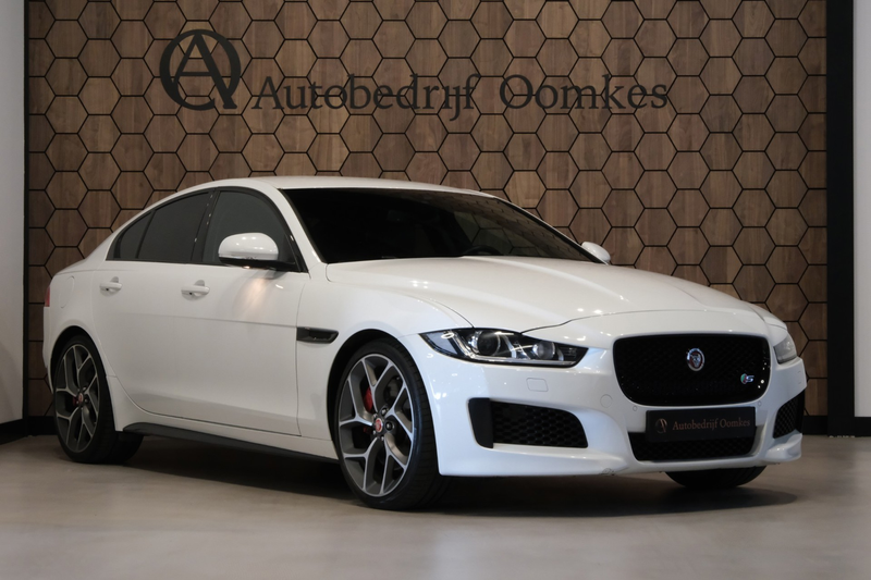 Jaguar XE — photo 3