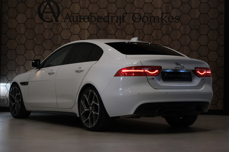 Jaguar XE — photo 7
