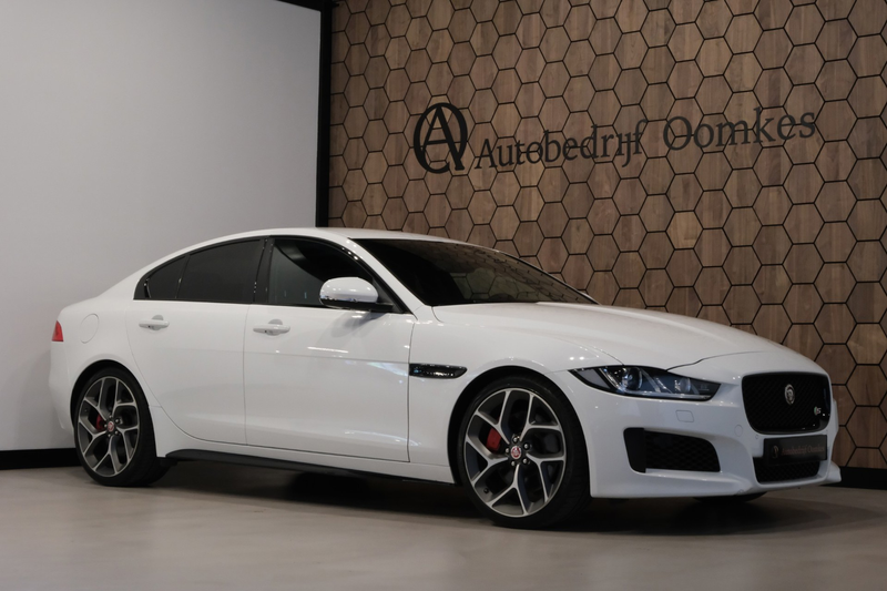 Jaguar XE — photo 9
