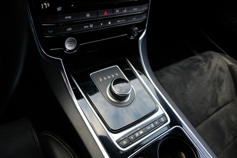 Jaguar XE — photo 15