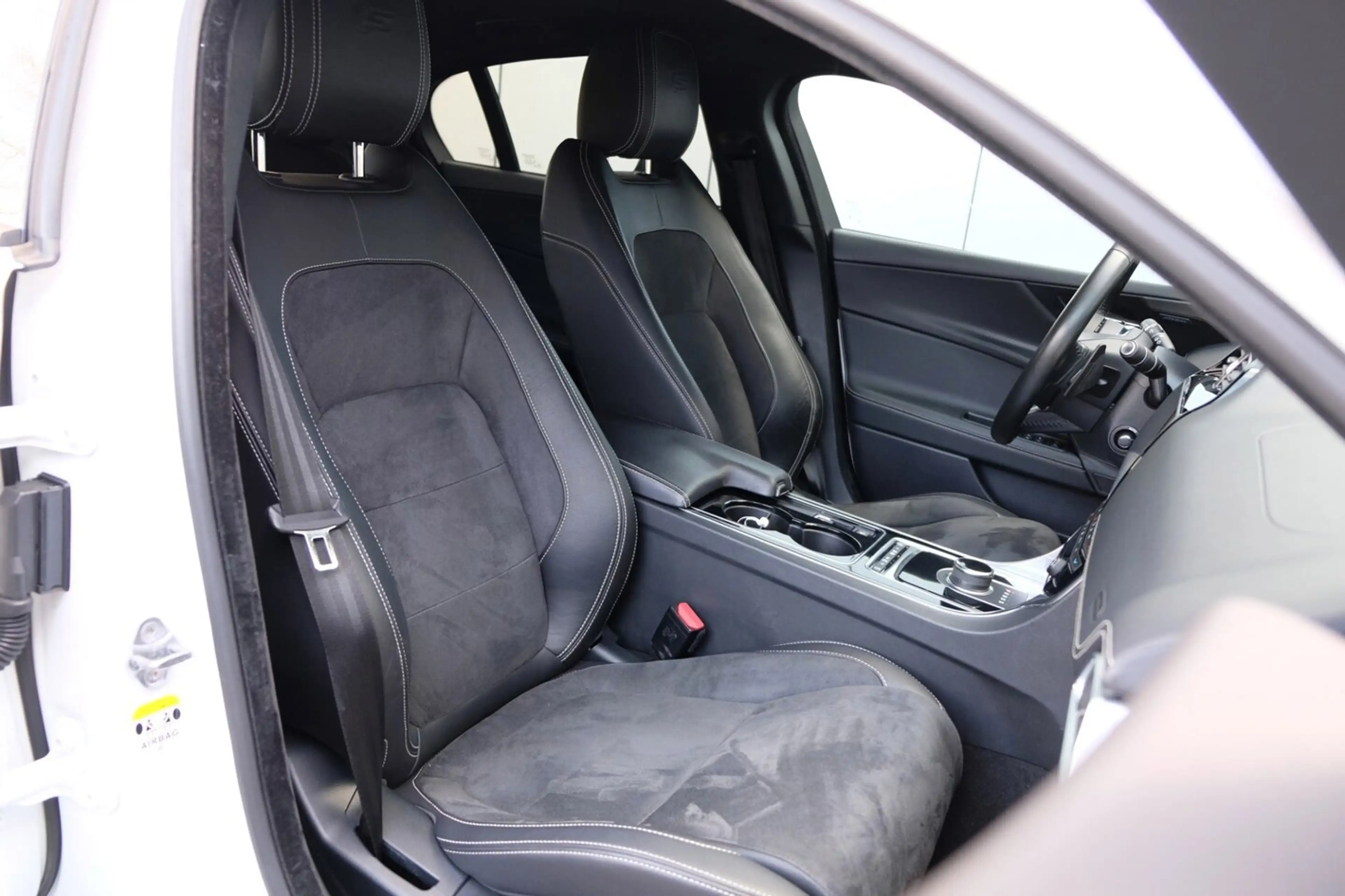 Jaguar XE — photo 12