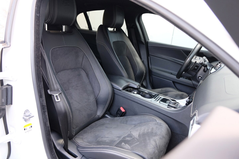 Jaguar XE — photo 12