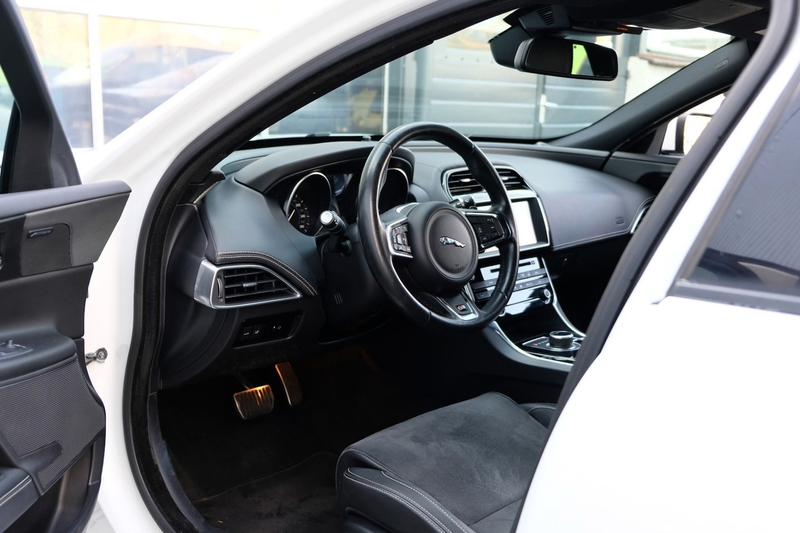 Jaguar XE — photo 2
