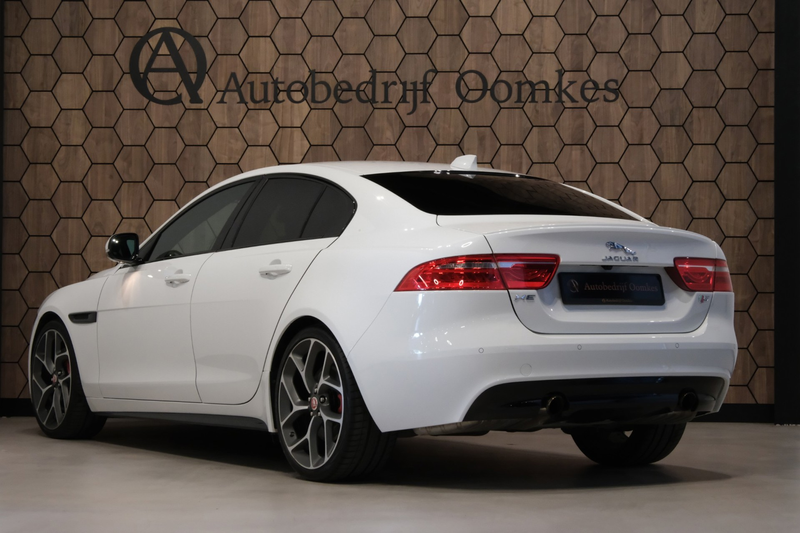 Jaguar XE — photo 10