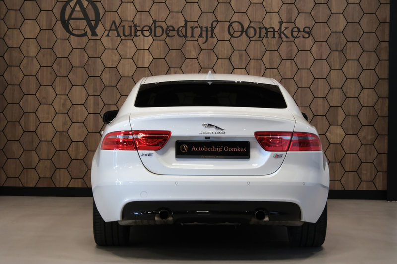 Jaguar XE — photo 6