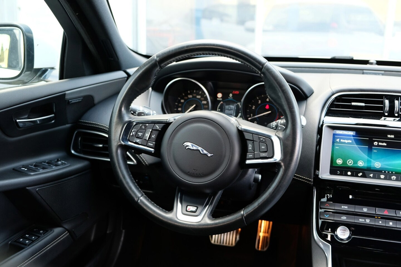 Jaguar XE — photo 8