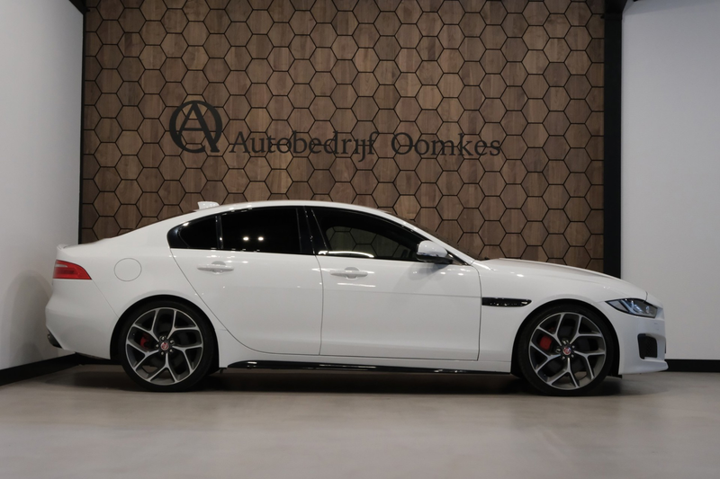 Jaguar XE — photo 13