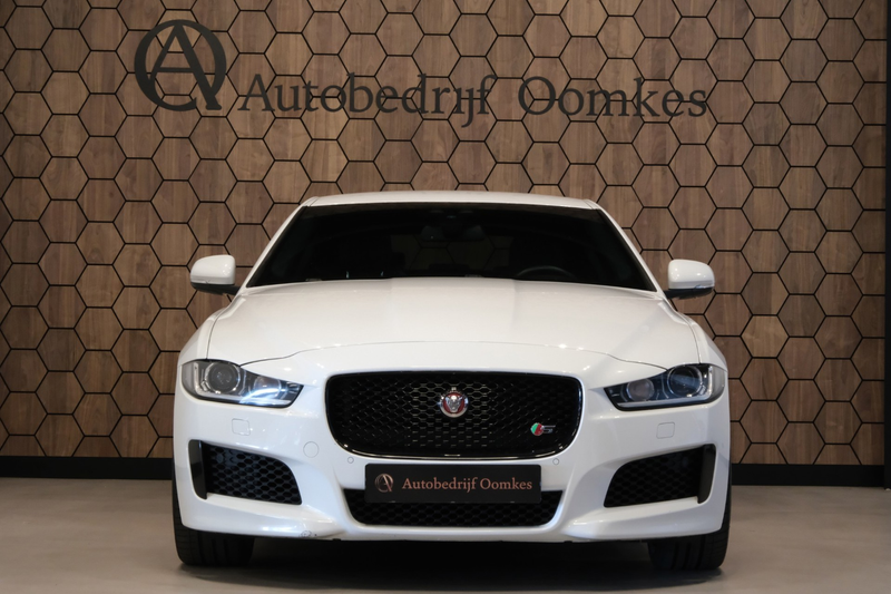 Jaguar XE — photo 5