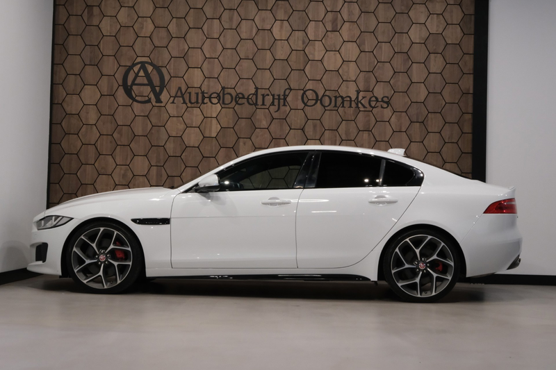 Jaguar XE — photo 14
