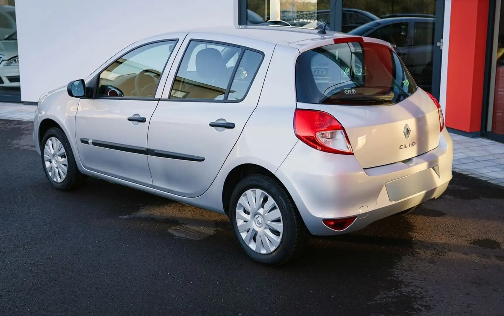 Renault Clio III 1.2i 75ch 1ère main Gris - 2
